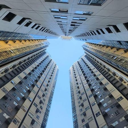 Enjoy Bgc Sunset And Golf Course View 2 Bedroom Loft With 100Mbps Internet Connection Манила Экстерьер фото