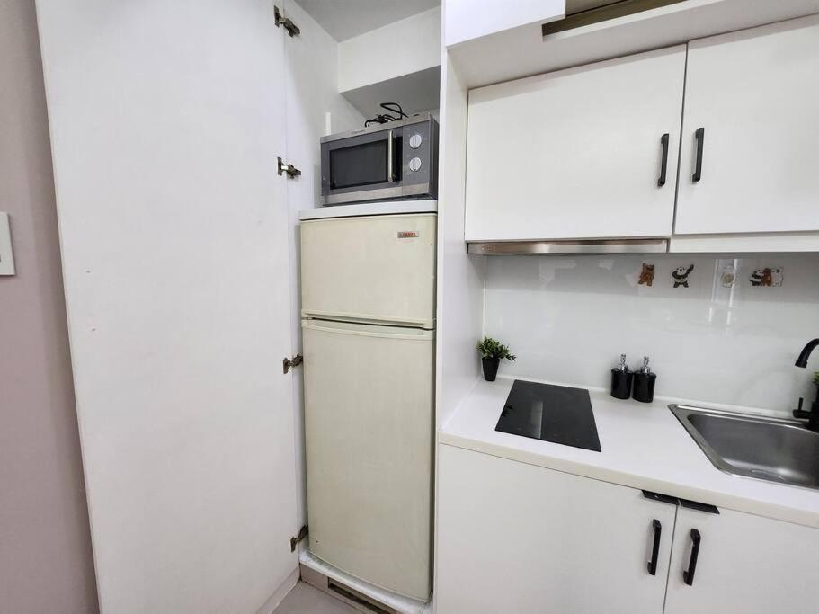 Enjoy Bgc Sunset And Golf Course View 2 Bedroom Loft With 100Mbps Internet Connection Манила Экстерьер фото