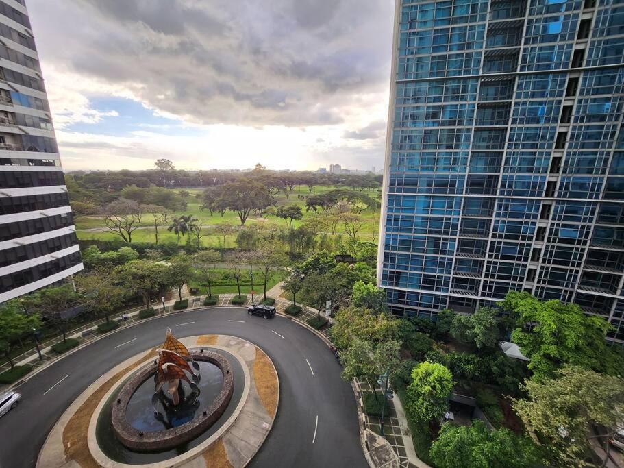 Enjoy Bgc Sunset And Golf Course View 2 Bedroom Loft With 100Mbps Internet Connection Манила Экстерьер фото