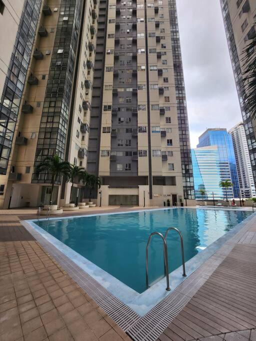 Enjoy Bgc Sunset And Golf Course View 2 Bedroom Loft With 100Mbps Internet Connection Манила Экстерьер фото